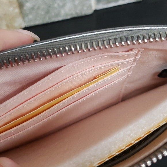 🎁 Dooney & Bourke Small Carrington Wristlet - Picture 5 of 5